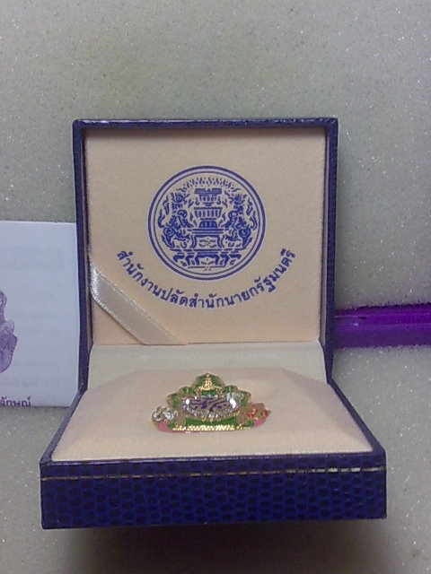 เข็มกลัด ภปร ล้อมเพชร สวยๆครับ
