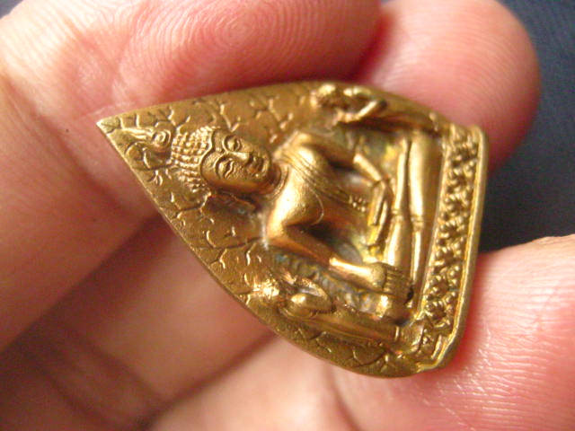 เหรียญหล่อรูปใบโพธิ์ หลวงพ่อโต วัดพนัญเชิง รุ่นสร้างเขื่อน เนื้อนวโลหะ ปี 2537 ตอกโค้ดปี พ.ศ.