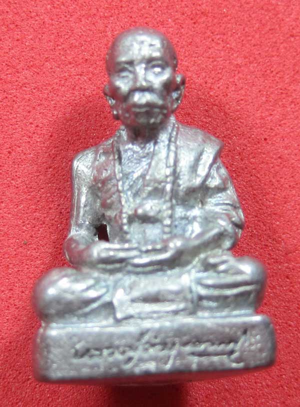 รูปหล่อตะกั่ว คบ หลวงปู่คำบุ คุตฺตจิตฺโต วัดกุดชมภู จ.อุบลราชธานี ฐานภูเขาหล่อโบราณพิมพ์เล็ก