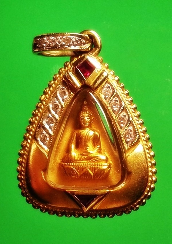 เหรียญ สมเด็จนางพญา สก. เนื้อทองคำ กรอบทองคำฝังเพชร หนักรวม 9.1 กรัม