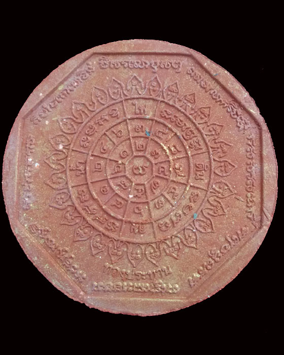 หลวงพ่อโสธร เนื้อผงแปดเหลี่ยมพิมพ์ใหญ่ (แดง) รุ่นทองประทาน วัดโสธรวรารามวรวิหาร