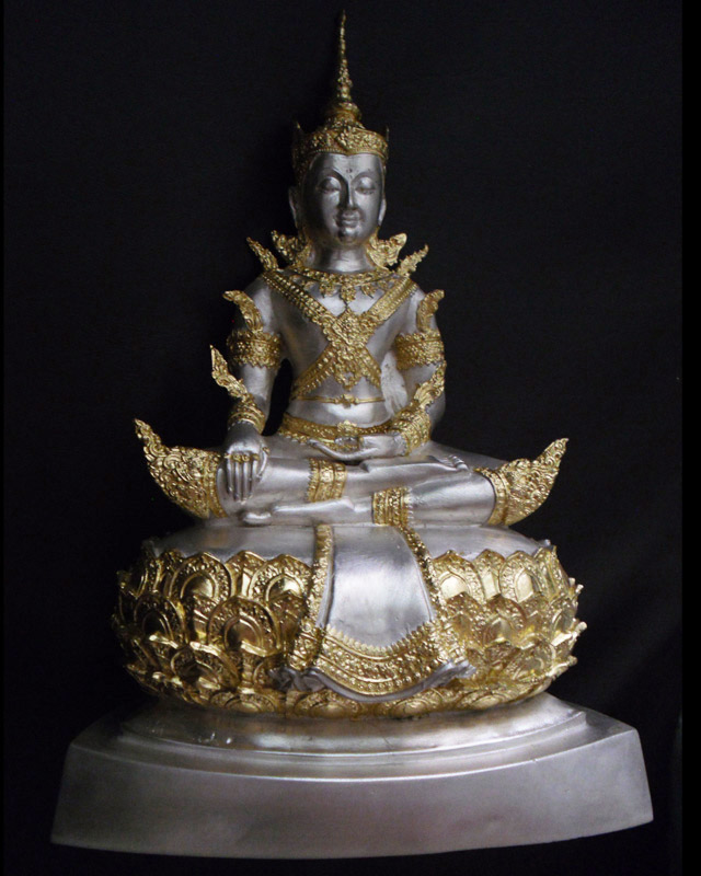 พระบูชาทรงเครื่อง หน้าตัก 5 นิ้ว ผิวกัดเงิน ปิดทองคำแท้