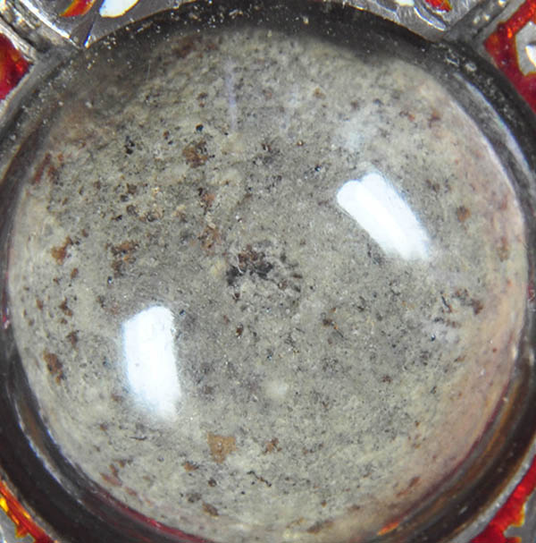 ลูกอมรวยทันใจ เนื้อผงกสิณไฟ ผสมผงเหล็กน้ำพี้ สร้างน้อยหายาก