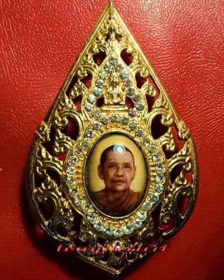 ล็อกเก็ตหลวงพ่อฤาษีลิงดำ วัดท่าซุง กะไหล่ทองประดับเพชร สวยมากค่ะ