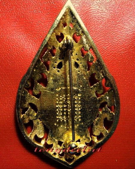 ล็อกเก็ตหลวงพ่อฤาษีลิงดำ วัดท่าซุง กะไหล่ทองประดับเพชร สวยมากค่ะ