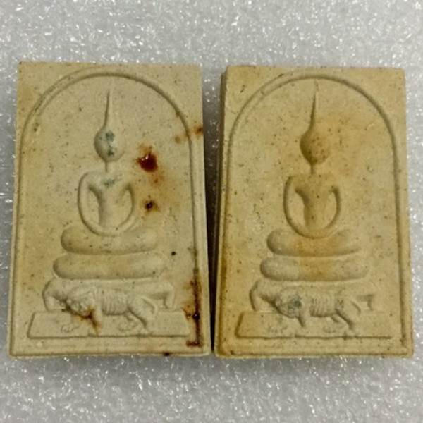  เปิดเป็นคู่ ตะกรุดเงิน+โรยพลอย ของดีปีลึก สมเด็จขี่เสือเนื้อผงพรายกุมาร ปี่ 53 พร้อมกล่องเดิม จำนวน