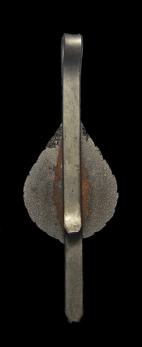 แหนบพัดยศหลวงพ่อเงิน วัดดอนยายหอม ปี ๑๗ (พื้นสีแดง)