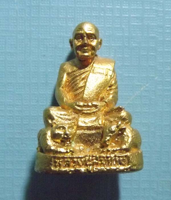 รูปหล่อเสือวัว หลวงพ่อสมชาย วัดเขาสุกิม จ.จันทบุรี