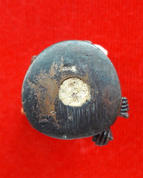 พระฤาษีนารอท เนื้อนวโลหะอุดผง หลวงปู่หงษ์ สุสานทุ่งมน จ.สุรินทร์ ใต้ฐานอุดผง ตอกโค๊ด ตอกเลข