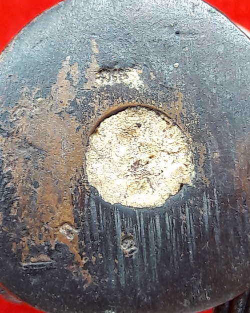 พระฤาษีนารอท เนื้อนวโลหะอุดผง หลวงปู่หงษ์ สุสานทุ่งมน จ.สุรินทร์ ใต้ฐานอุดผง ตอกโค๊ด ตอกเลข