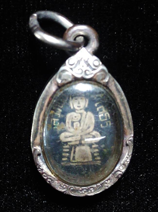 เม็ดแตง หลวงพ่อโสธร เนื้อเงินลงถม เลี่ยมเงินยกซุ้มหัวสิงห์ งานสั่งทำ