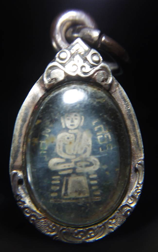 เม็ดแตง หลวงพ่อโสธร เนื้อเงินลงถม เลี่ยมเงินยกซุ้มหัวสิงห์ งานสั่งทำ