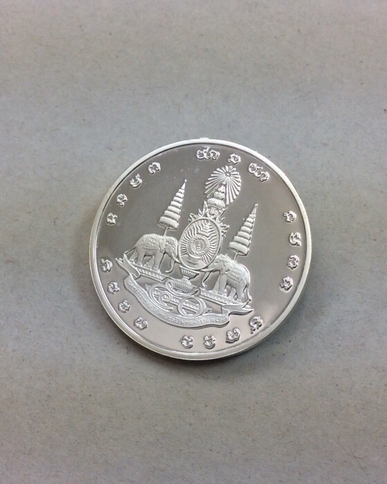 เหรียญหลวงพ่อโสธร รุ่นปลอดภัย เนื้อเงิน ปี39 ฉลองสิริราชสมบัติ ครบ 50ปี มีโค๊ด พร้อมใบรับรอง ซองเดิม