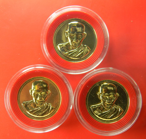 เคาะแรกแดง...เหรียญหลวงพ่อเกษม ๒๕๓๗...กะไหล่ทอง ๓ เหรียญ