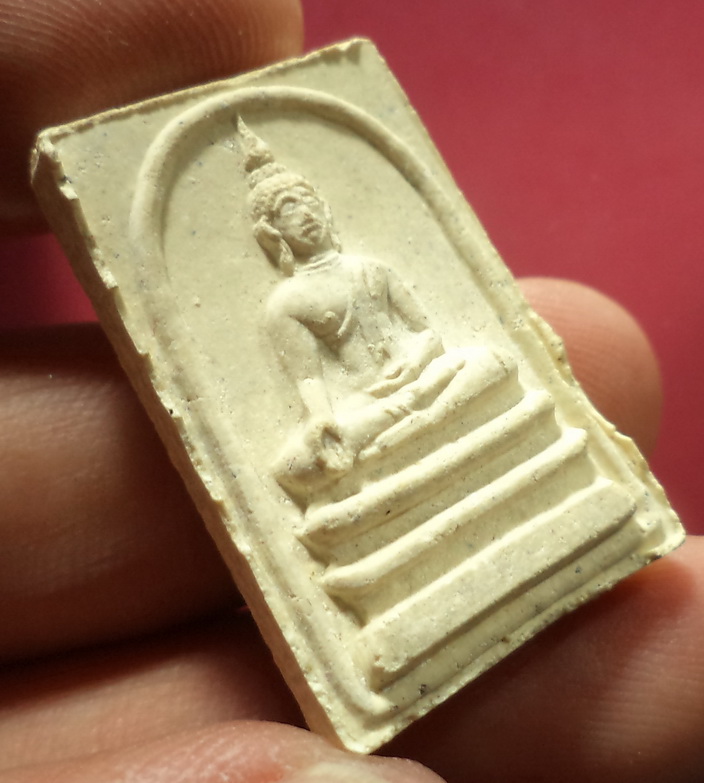 พระผงหลวงพ่อแพ วัดพิกุลทอง เนื้อผงสีขาว หายากสวยครับ