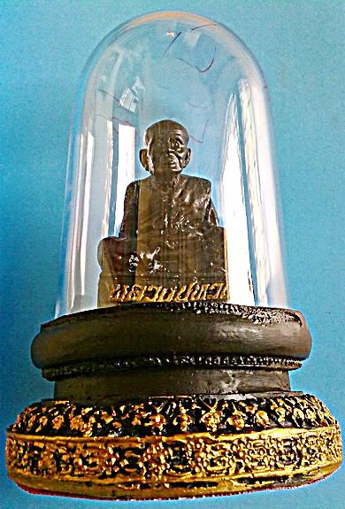 พระบูชา ลป. ทวด ขนาด 2 นิ้ว  เนื้อเรซิ่นสีดำ  มีจารปากกาทองใต้ฐาน และด้านบนที่ครอบฯ  หายาก(เคาะเดียว