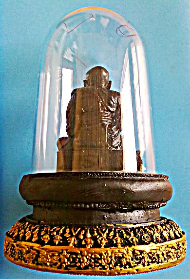 พระบูชา ลป. ทวด ขนาด 2 นิ้ว  เนื้อเรซิ่นสีดำ  มีจารปากกาทองใต้ฐาน และด้านบนที่ครอบฯ  หายาก(เคาะเดียว