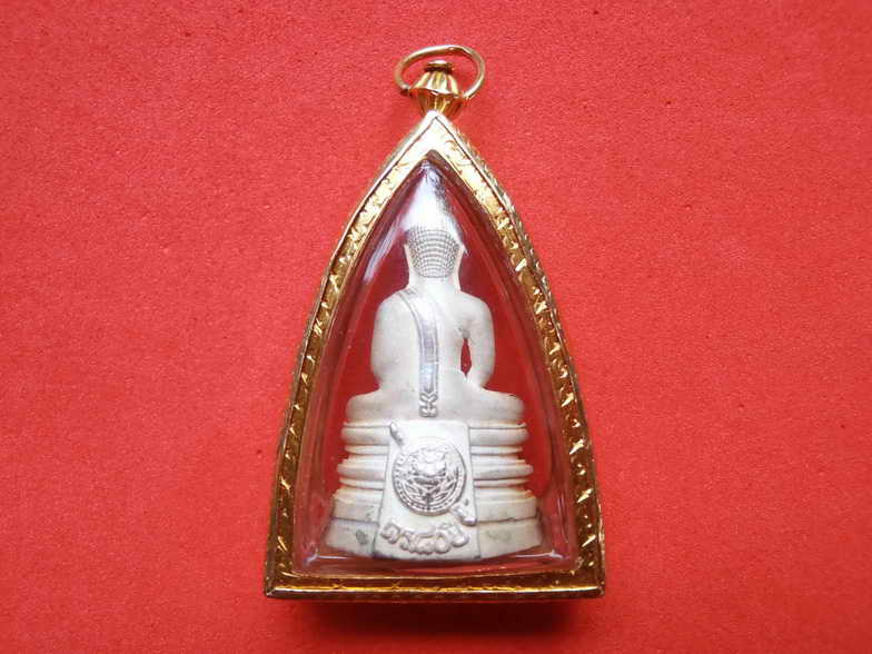 หลวงพ่อโสธร รุ่น ๘๐ ปี กรมตำรวจ เนื้อเงินขัดเงาบางส่วน นิยมคอสามเส้น เลี่ยมทองสวยเดิม