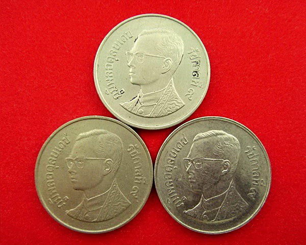 รวม 3 เหรียญ .. เหรียญ 5 บาท ในหลวงรัชกาลที่ 9 ด้านหลังเรือพระที่นั่งสุพรรณหงส์ ปี 30