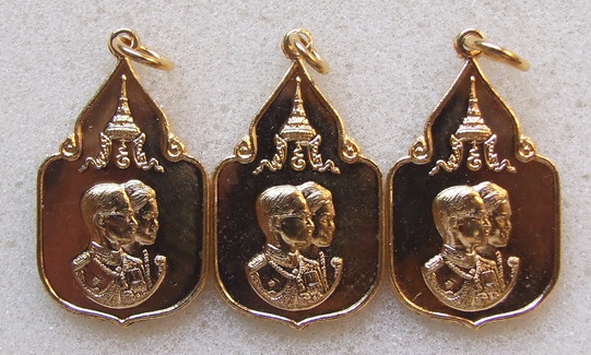 เหรียญในหลวง ราชินี สมโภชช้างเผือก จ.เพชรบุรี ปี 2521 กะไหล่ทอง สภาพสวย จำนวน 3 เหรียญ