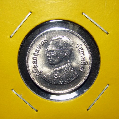 เหรียญกษาปณ์ 1 บาท ในหลวง รัชกาลที่ 9 วัดพระแก้ว ปี 2525 โค๊ดตัวเลข ๒๘ ในตราปักษาวายุภักษ์ UNC.[G1]