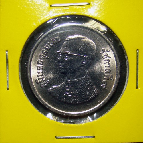 เหรียญกษาปณ์ 5 บาท ครุฑพ่าห์ ปี 2525 โค๊ดตัวเลข ๒๕ ตรงกับปีแรกที่ผลิต