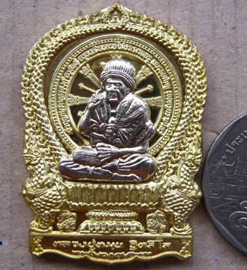 เหรียญนั่งพาน หลวงปู่หมุน เนื้อฝาบาตรหน้ากากอัลปาก้า หมายเลข197 รุ่นปาฏิหาริย์ ปี2558 พร้อมกล่องเดิม