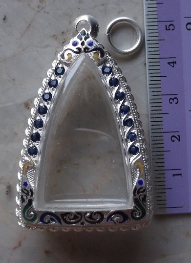 ตลับเงินลงยา  ฝั่งพลอยไพลิน  ใส่ ลป ทวด  หลังเตารีดพิมพ์ใหญ่ เคาะเดียว 