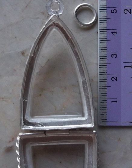 ตลับเงินลงยา  ฝั่งพลอยไพลิน  ใส่ ลป ทวด  หลังเตารีดพิมพ์ใหญ่ เคาะเดียว 