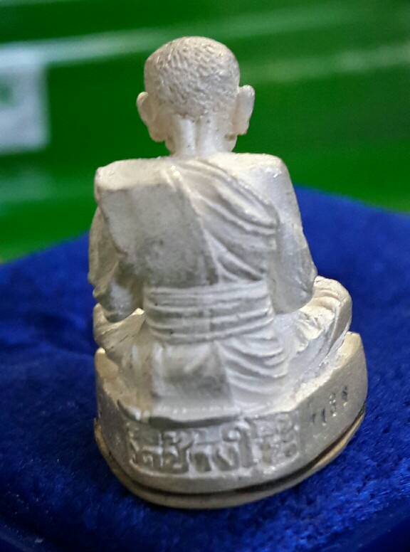 >>>1500<<< รูปหล่อหลวงปู่ทวด จัดสร้างโดยค่ายเสนาณรงค์ จ.สงขลา (เนื้อเงิน)