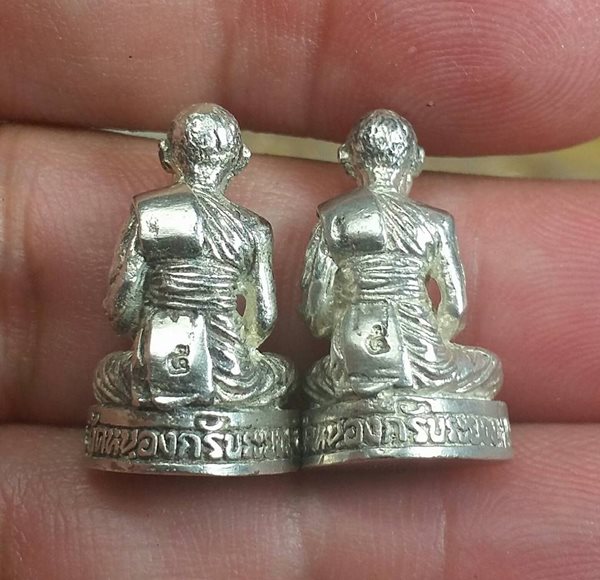 รูปหล่อชินบัญชรเนื้อเงินพร้อมกล่องครับ 2 องค์