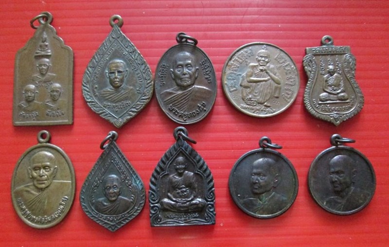 เคาะเดียวเหมาๆ 30 องค์ 600 เหรียญพระเกจิ 
