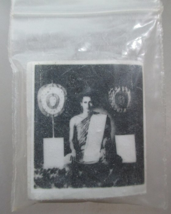 20 บาท พระสมเด็จ+รูปถ่ายไม่ทราบที่ครับ