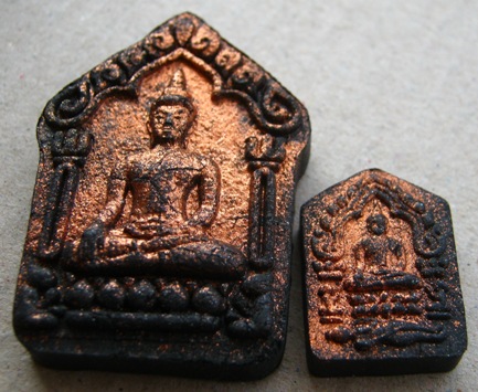 พระขุนแผนพลายแก้ว วัดแค จ.สุพรรณบุรี ปี57เนื้อดำ(1ชุด2องค์ พิมพ์เล็ก+พิมพ์ใหญ่)พร้อมกล่องเดิม