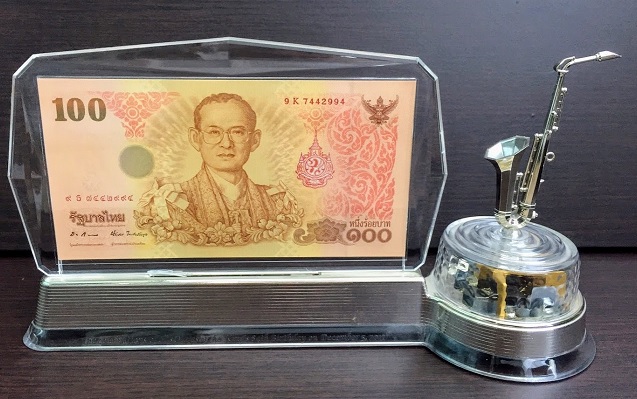 ชุดกรอบใส่ธนบัตรในหลวง กรอบอะคลีลิคใส พร้อมกล่องดนตรีเพลงพระราชนิพนธ์+กระเป๋าครบชุด...เคาะเดียวแดง..