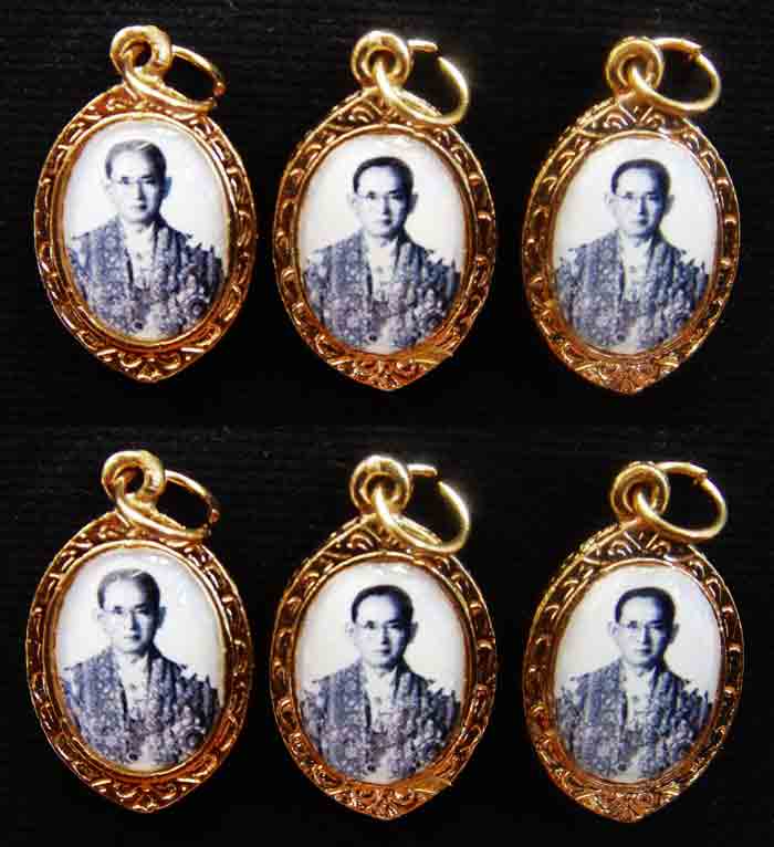 *เริ่มที่ 10 บาท***ล็อกเก็ตพระบรมฉายาลักษณ์ ร.9 ขนาด 27 x 17 ม.ม.สวยตามรูป ยกชุด 6 องค์