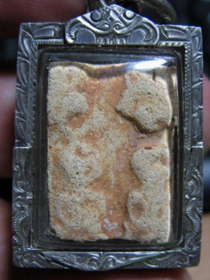 พระกรุนาดูนตัดสี่ เนื้อดิน จ.มหาสารคาม มีเลี่ยมเงินพร้อมห้อย