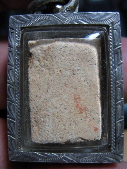 พระกรุนาดูนตัดสี่ เนื้อดิน จ.มหาสารคาม มีเลี่ยมเงินพร้อมห้อย