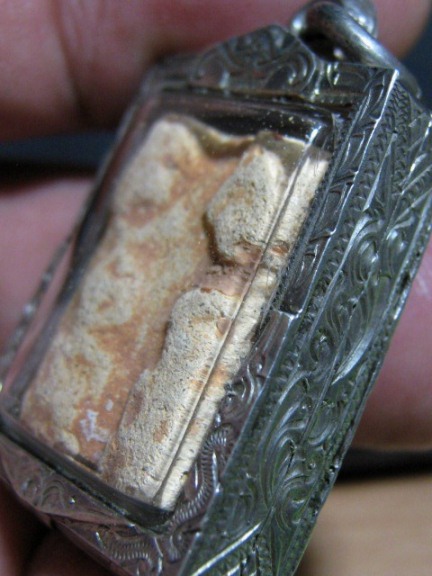 พระกรุนาดูนตัดสี่ เนื้อดิน จ.มหาสารคาม มีเลี่ยมเงินพร้อมห้อย