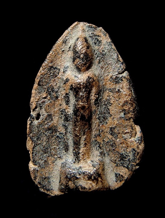 พระกำแพงเปิดโลกยืนตอ สุดยอดพระพิมพ์นิยมของเมืองกำแพงเพชร