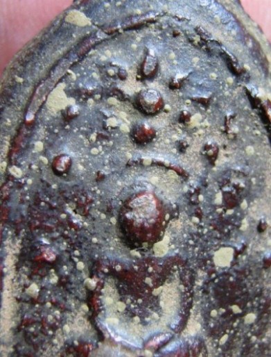 พระพิมพ์บัวเล็บช้าง เนื้อดิน กรุวัดชนะสงคราม กรุงเทพฯ สภาพพอใช้