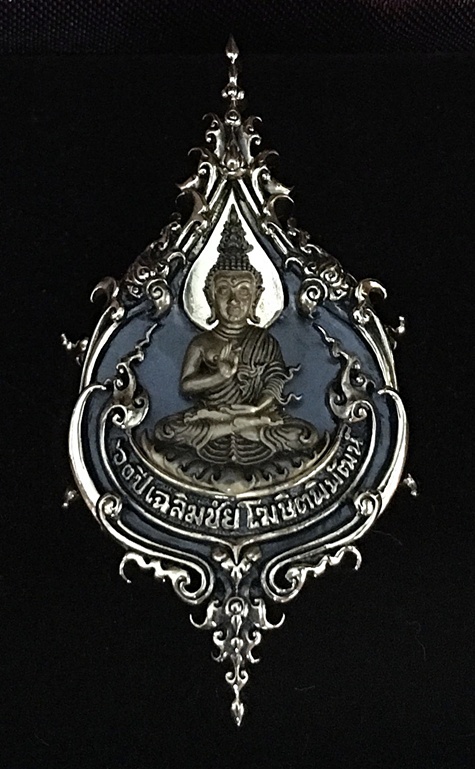แหวนพระประธานวัดร่องขุ่น ที่ระลึก ๖๐ ปี อาจารย์เฉลิมชัย โฆษิตพิพัฒน์เนื้อทองเหลือง หมายเลข ๑๔๔๒