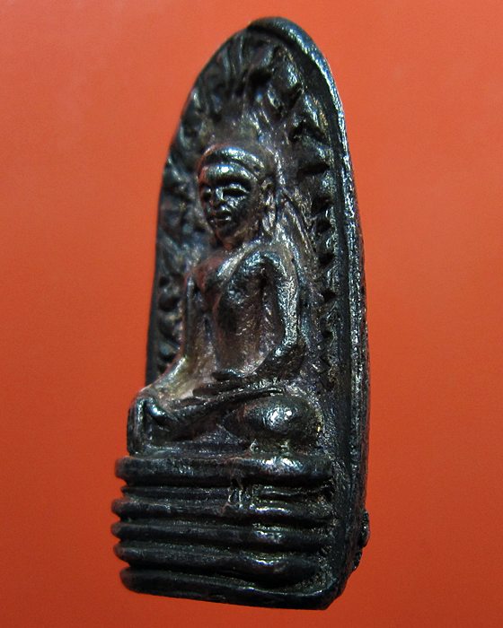 พระรอดมหาวัน รุ่นน้อมเกล้า ปี2539 เนื้อเงิน 