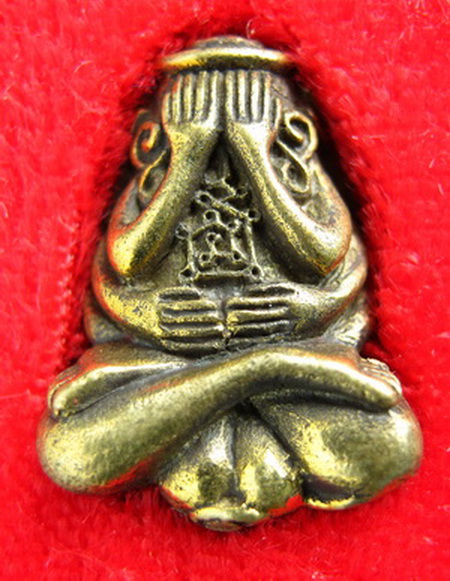 หลวงพ่อเปิ่น พระปิดตา  ยันต์ยุ่ง เสาร์ ๕ เนื้อทองฝาบาตร