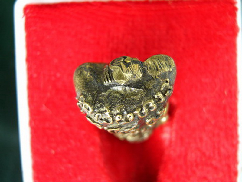 หลวงพ่อเปิ่น พระปิดตา  ยันต์ยุ่ง เสาร์ ๕ เนื้อทองฝาบาตร