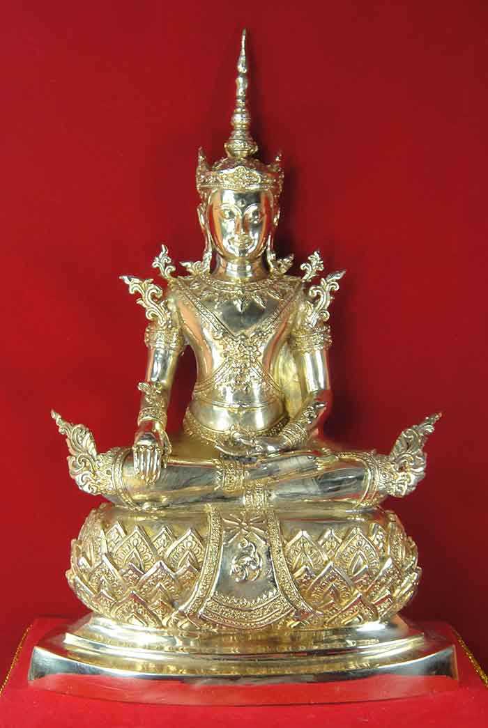 พระพุทธรูปปางโปรดพญาชมพูบดีหรือปางทรงเครื่อง เนื้อทองเหลืองขัดมันปัดทอง หน้าตัก 7 นิ้ว ขนาดความสูง 1