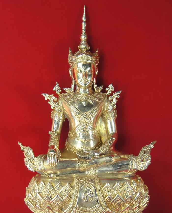 พระพุทธรูปปางโปรดพญาชมพูบดีหรือปางทรงเครื่อง เนื้อทองเหลืองขัดมันปัดทอง หน้าตัก 7 นิ้ว ขนาดความสูง 1