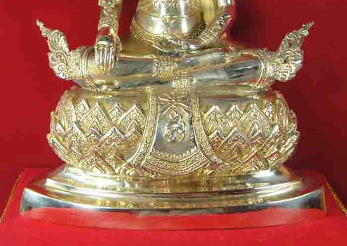 พระพุทธรูปปางโปรดพญาชมพูบดีหรือปางทรงเครื่อง เนื้อทองเหลืองขัดมันปัดทอง หน้าตัก 7 นิ้ว ขนาดความสูง 1