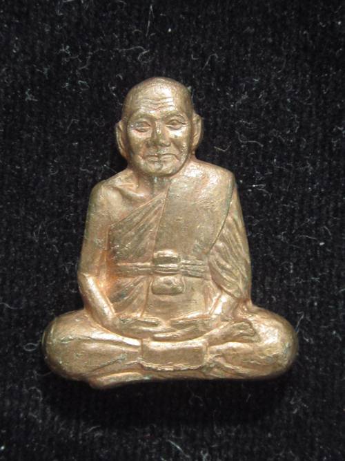ปั๊มรูปเหมือนแจกทาน หลวงพ่อเปิ่น เนื้อทองแดง กล่องเดิม.....10476