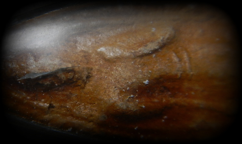 พระลีลาข้างขีดหลวงพ่อกวย เนื้อดินผสมผงน้ำมัน